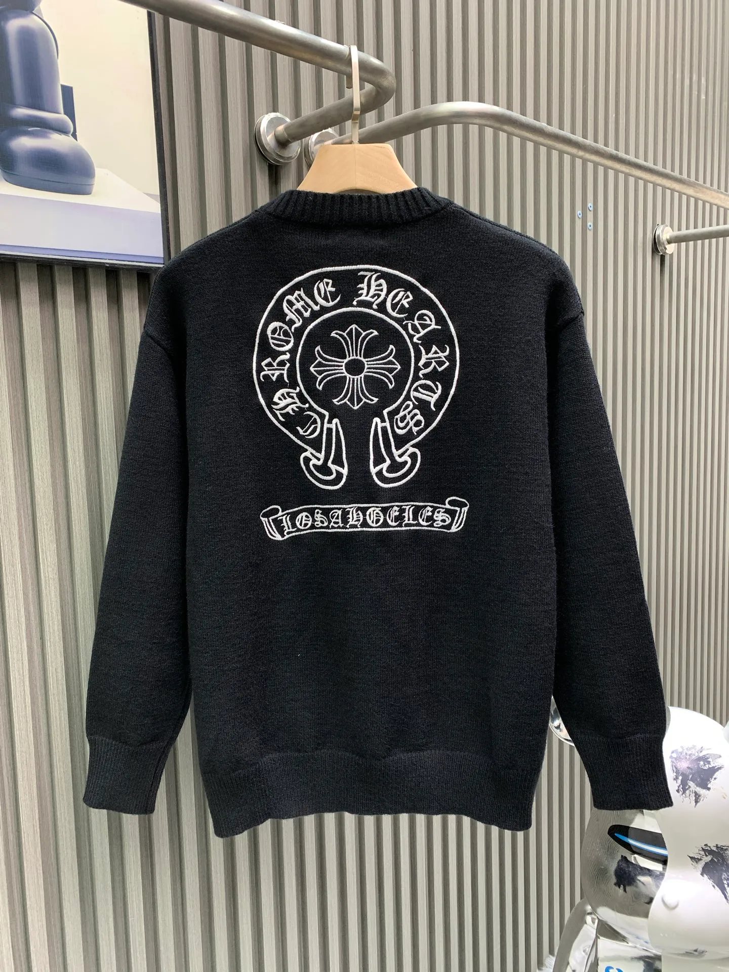P360 🀄️ Chrome Hearts 2025 autumn and winter new Sanskrit cross-flower knitted pullover. The fabric is made of pure cotton wool. It has a delicate and soft touch. The texture is breathable. It comes with 1x1 thread in the same cylinder. The collar thread is a pure cotton pull thread. The back uses an imported embroidery machine and is not easy to fall off. It is super delicate. It is like a ceiling. The hangtags are all developed and customized according to the original version. It adopts a box-cut design, which is more simple and loose, and also hides the meat and leans more. The product is extremely difficult, extremely white and youthful, and can be worn by both men and women. It is an indispensable simple item in autumn. Positioned tailoring, oversize, loose fit, full of details. Customized matching accessories. Leather embossed craftsmanship. The style is rock and roll retro. The workmanship and texture are first-class. The three labels are consistent. The packaging bag has a logo. It is tall and can be worn by both men and women.